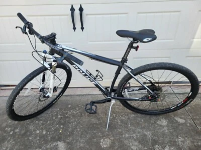 Bicicleta de montaña mediana blanca y negra edición policía Scott escala 960 M Foto 1 de 4