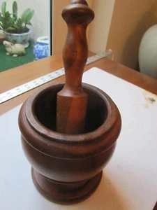 Motor y mortero de madera, 5,5" de alto por 4,5" de ancho - Imagen 1 de 3