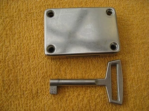 DDR  Möbelschloss  /  Aufschraubschloss   (beidseitig) mit Schlüssel  unbenutzt - Bild 1 von 2