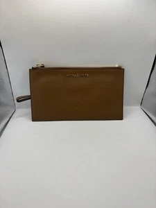 Michael Kors grande bracciale/frizione in pelle di ciottoli con zip - marrone nuovo senza etichette - Foto 1 di 9