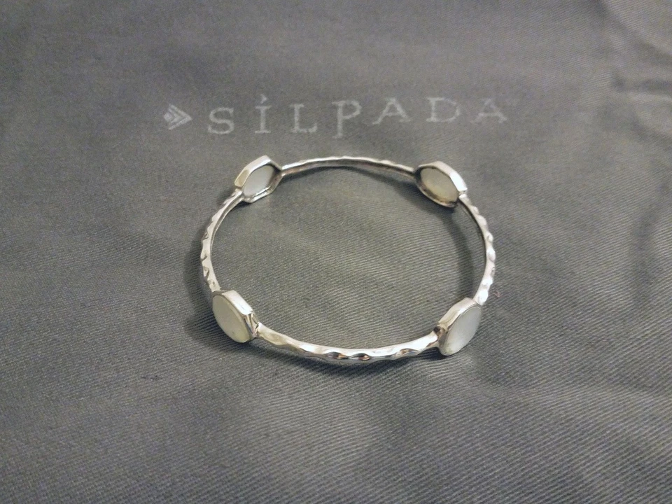 Brazalete Brazalete Madreperla SILPADA B2383 CUATRO LUNAS $159 Como Nuevo Foto 1 de 4