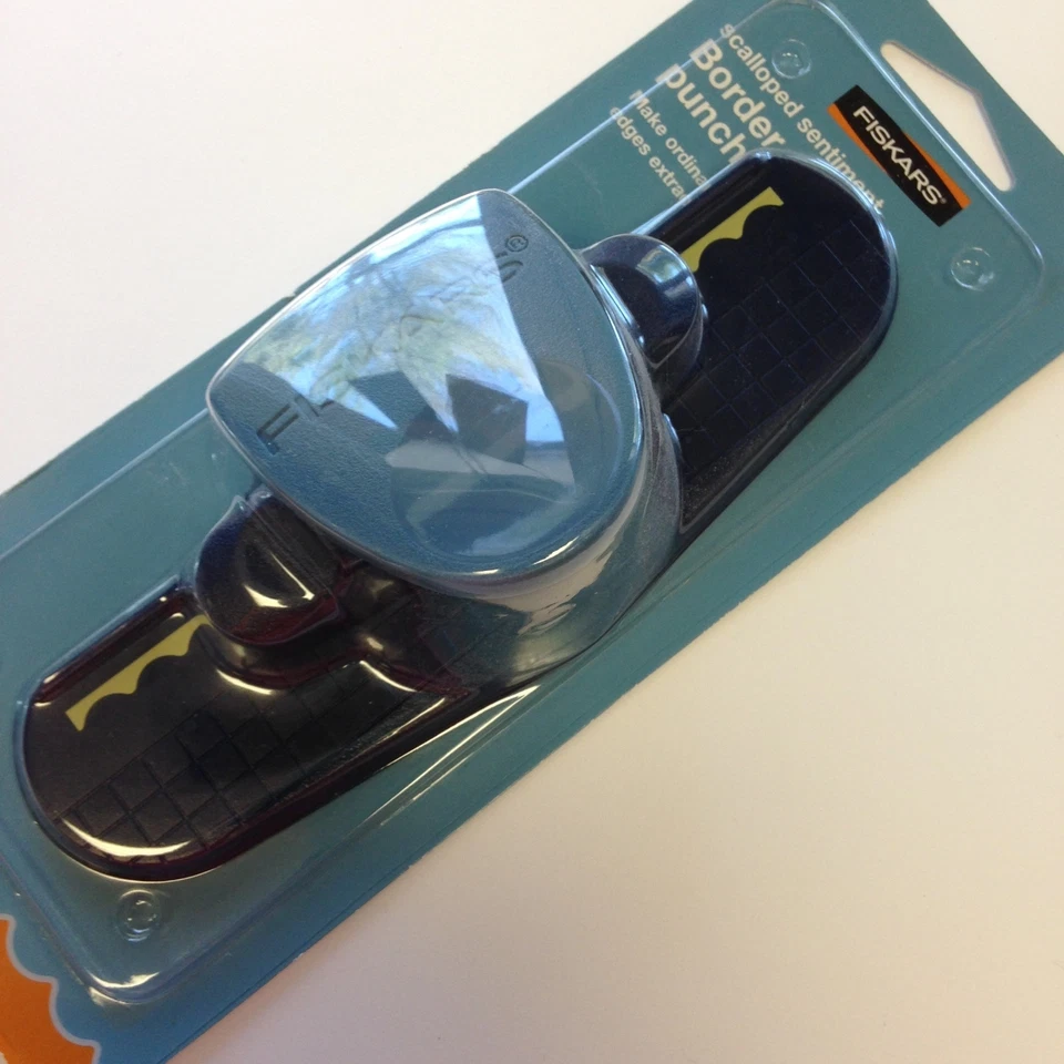 Fiskars Nom400575 Border Punch Scallop Sentiment