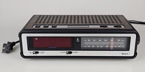 Sears FM AM Radio Alarma Reloj Digital Rojo Modelo 317.23870800 Madera Grano Vintage - Imagen 1 de 17