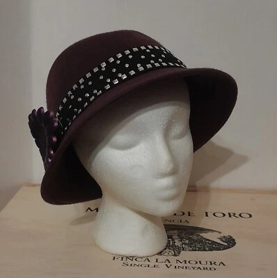 Vinatge Mujer Sombrero Lana Morado Banda Negra Con Cuentas Plata. Clip de flor de metal Foto 1 de 4