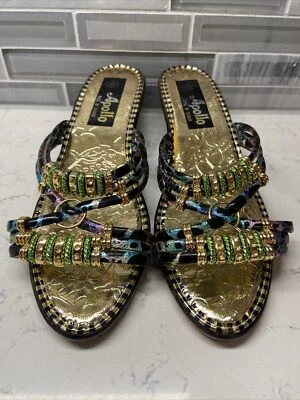 Sandália APOLLO salto cunha tamanho 8M ouro preto com berloques coloridos. - Imagem 1 de 4
