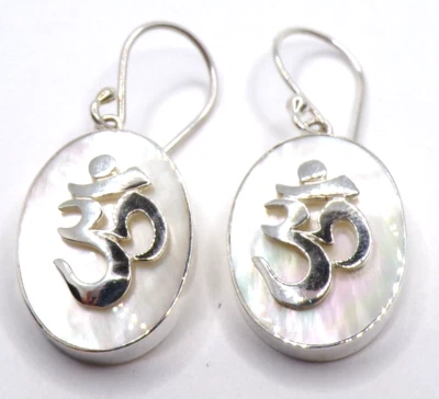 Pendientes de plata de ley 925 hechos a mano con símbolo Om, madreperla o coral rojo Foto 1 de 4