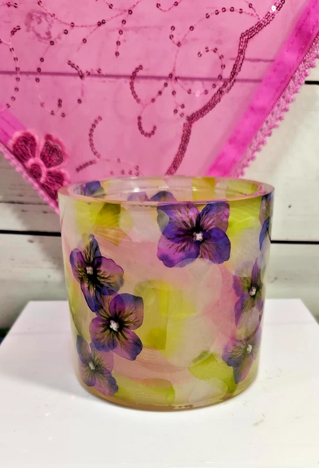 White Barn Candle Co. Pensamientos Púrpura Floral Blanco Candelabro Resina Foto 1 de 4