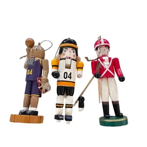 3 Sport Nussknacker Basketball Hockey Spielzeug Soldat Holz Ornamente preloved - Bild 1 von 7