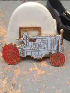 Vintage Farmall Eisenrad Traktor Taschenuhr Anhänger, gemarkt A&D - Bild 1 von 3