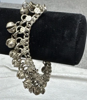 Brazalete o brazalete de tobillo vintage tono plata cadena de 8 pulgadas tintineo sonido campanas Foto 1 de 4