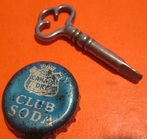 MÁQUINA DE COSER ANTIGUA DE COLECCIÓN CANTANTE PEDAL LLAVE ESQUELETO 3 LADOS MÁS LLAVES EE - Imagen 1 de 2