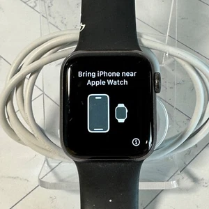 Apple Watch Series 5 40mm Aluminum Space Gray Case GPS Unlocked Smartwatch #H10 - Photo 1 sur 6