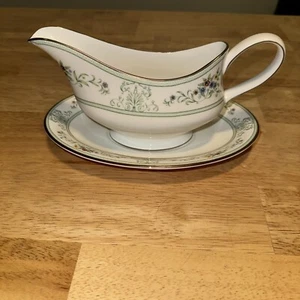 Wedgwood Agincourt Muster Nummer R4471 reduzierte Sauciere mit Unterteller - Bild 1 von 6