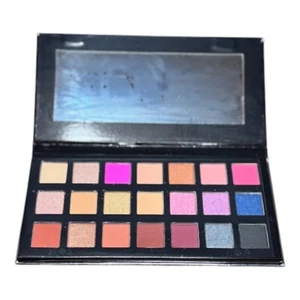 Kylie Jenner Sipping Pretty Eyeshadow Powder Palette 21 Colors - Picture 1 of 4