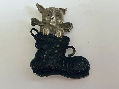 Vintage Cat Puss In Boot Pin Badge Brooch - Image 1 of 3