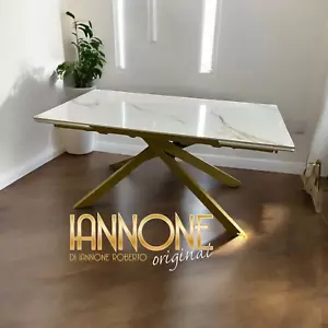 TAVOLO MODERNO ALLUNGABILE IN PIETRA SINTERIZZATA GAMBE METALLO COLORE ORO.. - Foto 1 di 2