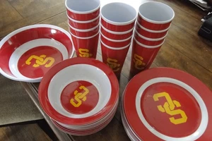 USC Trojaner Serviergeschirr, 12er Set Kunststoffgeschirr Teller, Schüsseln, Gläser + 2 Schüssel - Bild 1 von 2