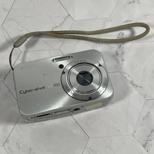 Sony Cybershot Carl Zeiss Digitalkamera 8,1 Megapixel (nicht getestet. NUR TEILE) - Bild 1 von 13