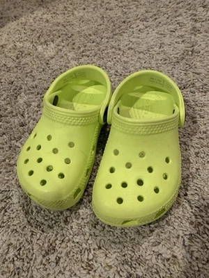 Sandalias zueco Crocs verde talla C7 para niños pequeños Foto 1 de 4