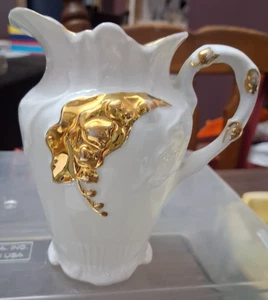 VINTAGE KLEINER PORZELLANKRUG MIT BLATTGOLD & BESATZ - Bild 1 von 4