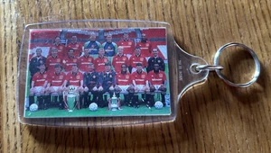 Vintage Schlüsselanhänger Manchester United 93/94 doppelt 10 cm x 5,5 cm - Bild 1 von 3