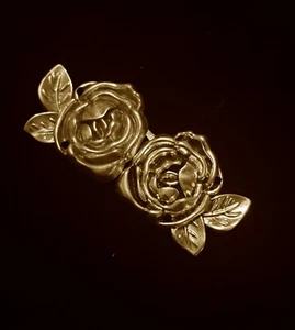 Rose cloak clasp in gold metal clip on style - Picture 1 of 9