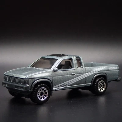 1995 95 Nissan Hardbody Pick-Up Camion D21 W con Gancio 1:64 - Modello Auto - Immagine 1 di 4
