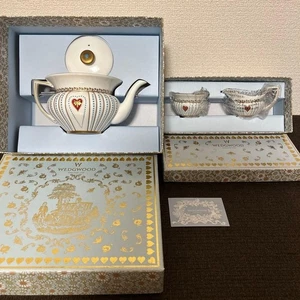 Wedgwood Herzkönigin Teekanne, Zuckerdose & Milchkännchen Set mit Originalkartons - Bild 1 von 9