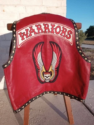 Жилет Warriors - НАСТОЯЩИЙ ВИНТАЖНЫЙ из натуральной кожи, вышитые нашивки, темно-бордовый, маленький размер - Изображение 1 из 4