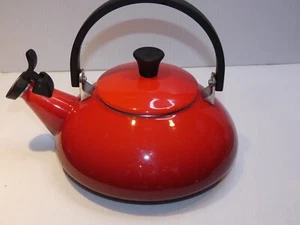 Le Creuset 1.6 Quart Whistling Tea Kettle-FLAWS - Picture 1 of 8