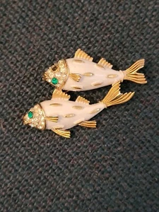Spilla Vintage Corona Trifari 2 Smalto Bianco Strass Pesce Tono Oro - Foto 1 di 6
