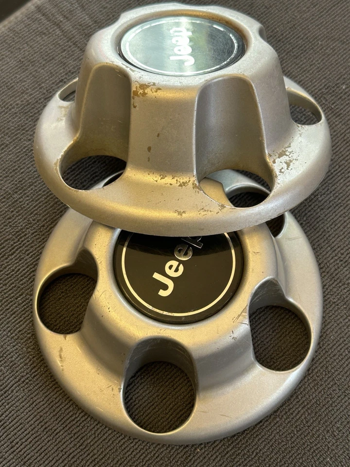 Juego de DOS - Tapacubos centrales de rueda Jeep Wrangler plateados P/N 52057618 Foto 1 de 4