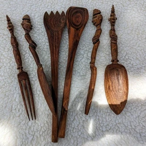  Konvolut sechs (6) dunkle, reichhaltige Teakholz handgeschnitzte Utensilien - Bild 1 von 12