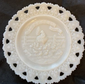 Plato con lema reticulado de vidrio de leche victoriano LA GALLINA DIJO QUE LO HARÍA Y LO HIZO - Imagen 1 de 7