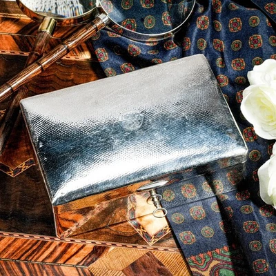 Impresionante joyero antiguo martillado de plata de ley de lujo con llave Foto 1 de 4