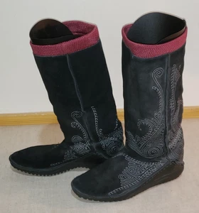 PUMA MONSOON MID CALF BLACK SUEDE EMBROIDERED BOOTS WOMEN SIZE 8 1/2 - Picture 1 of 8