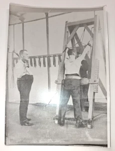 FOTO FOLTERMASCHINE STAFFELEI ? ODER SADO MASOCHISMUS PEITSCHE UM 1930 - Bild 1 von 1