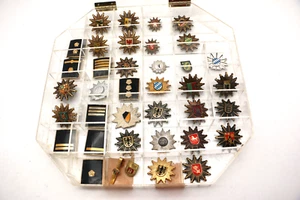 Konvolut mit 37 Stück alte Polizei Abzeichen / Anstecker in Vitrine / KH87 - Bild 1 von 9