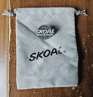 NUEVO ALFILER SOMBRERO/SOLAPA SKOAL BROTHERHOOD 2007 con bolsa de transporte Foto 1 de 3