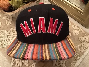 Neu Mitchell & Ness NBA MIAMI HEAT Mütze Kappe, schwarz & Decke Streifen, Druckknopflasche - Bild 1 von 5