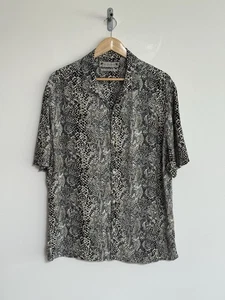 Camisa Allsaints “Reptilia” Manga Corta Piel de Serpiente Negra Beige XL/Relajada - Imagen 1 de 12
