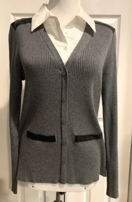 Suéter Covington Gris con Cuello Blanco Adjunto, Talla M, Borde de Cuero Sintético Foto 1 de 4