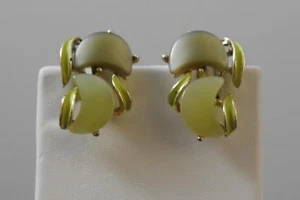 Pendientes de clip de ajuste de hojas verdes geométricas de colección 1 1/8" P27 - Imagen 1 de 11
