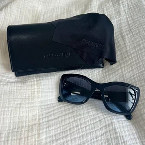 CHANEL Not for Sale Navy Sonnenbrille mit Etui und Tuch aus Japan - Bild 1 von 12