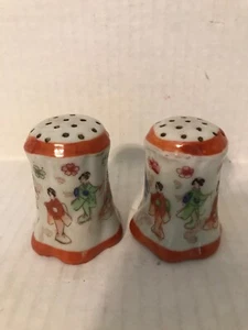 VINTAGE GEISHA GIRL HAND PAINTED PORCELAIN JAPANESE SALT AND PEPPER SHAKERS - Picture 1 of 6