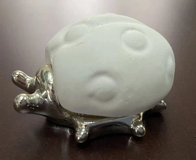 COCCINELLA IN CERAMICA BIANCA OPACA E RIVESTIMENTO IN ARGENTO 925 6X4,5X3,5 cm - Immagine 1 di 4