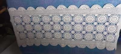 Joli napperon/centre de table ancien au crochet mesurant 90 cm X 34 cm - Photo 1/2