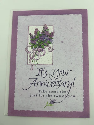 Tarjeta de felicitación Its Your Anniversary flores púrpura lila celebración actual amor Foto 1 de 3