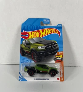 Hot Wheels '17 Lamborghini Urus Yellow #213/250 2020 HW Exotics 1/10 - Picture 1 of 2