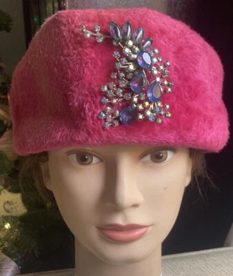 RARO Sombrero Pastillero Vintage Brigadoon Austria Imitación Piel Rosa Para Mujer con Broche Central Foto 1 de 4
